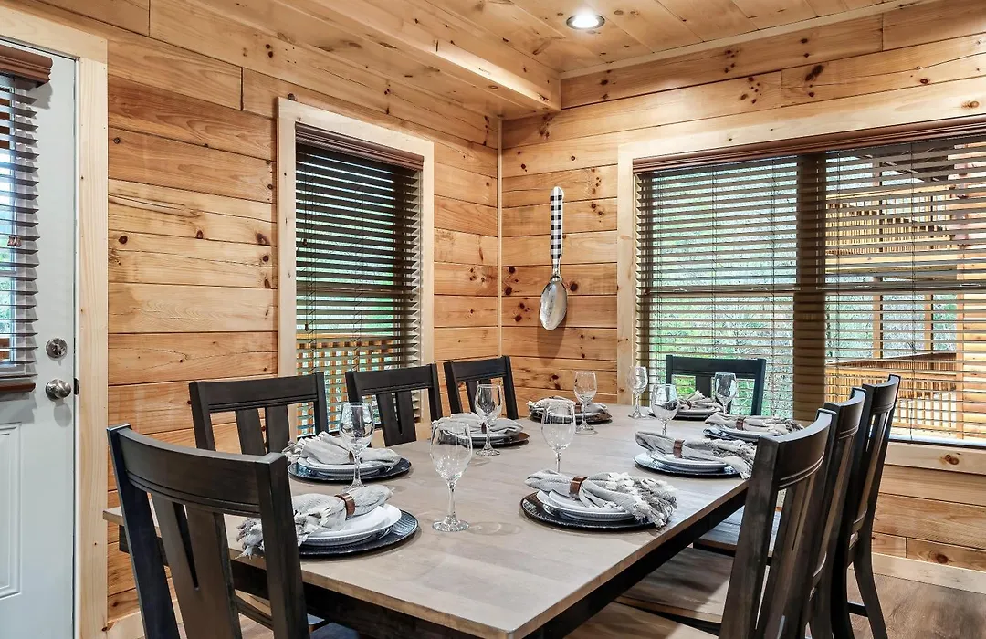 Happy Bear Lodge - 1 Mile To Parkway - Hot Tub, Pool Table & Theater!-1