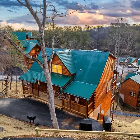 Happy Bear Lodge - 1 Mile To Parkway - Hot Tub, Pool Table & Theater!-3